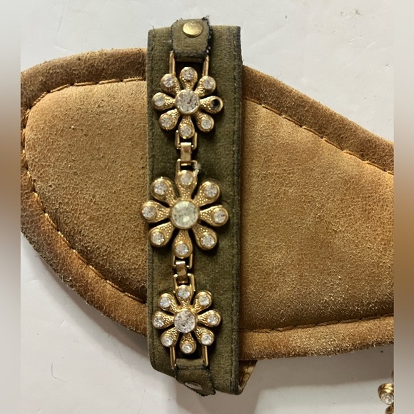 Women’s Olive Green Rhinestone Flower Sandals Size 7 Flat Ankle Strap Boho Chic - Picture 7 of 7